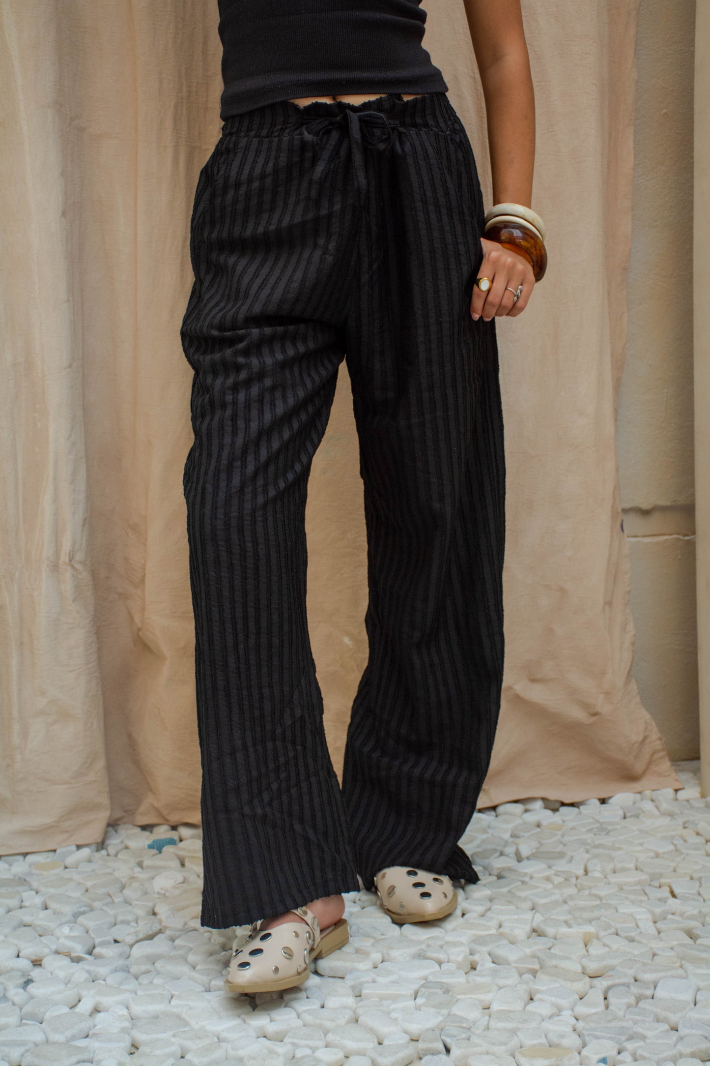 Textured Wide-Leg Pants – Black