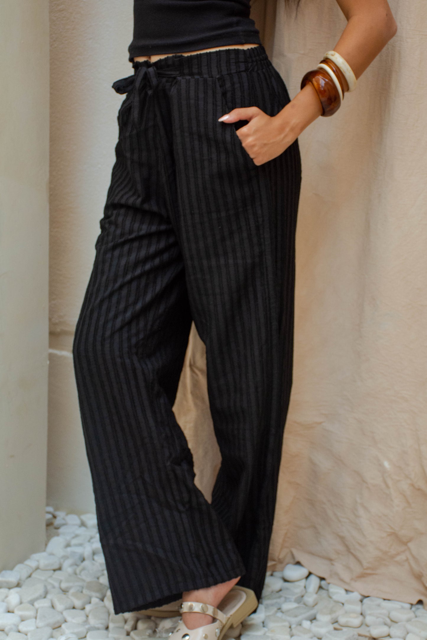Textured Wide-Leg Pants – Black